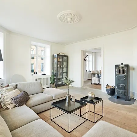Luxury Central W. Balcony And Lake View Lägenhet